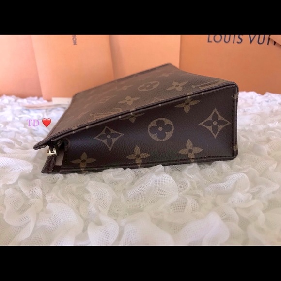 🎁BRAND NEW LOuis Vuitton Toiletry 19 - Picture 5 of 9